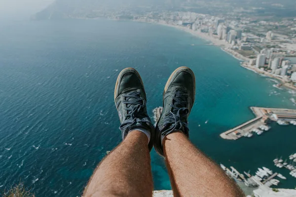 Pie Hombre Sobre Zapato Disfrutando Vista Ciudad Zona Costera Calpe —  Fotos de Stock