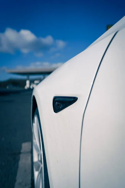 Een Verticaal Shot Van Kant Van Een Moderne Witte Auto — Stockfoto