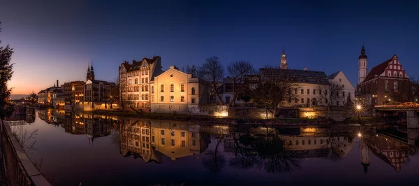 Primer Plano Del Edificio Opole Reflexión Sobre Canal Del Río —  Fotos de Stock