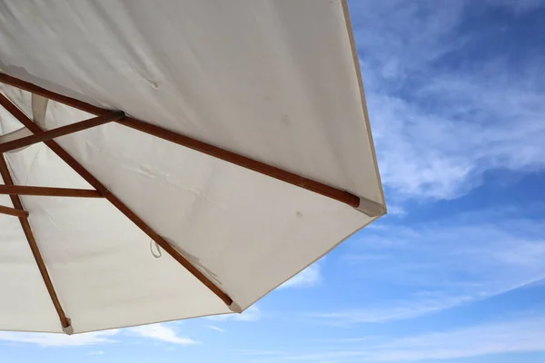 Een Lage Hoek Uitzicht Van Een Grote Witte Paraplu Naar — Stockfoto