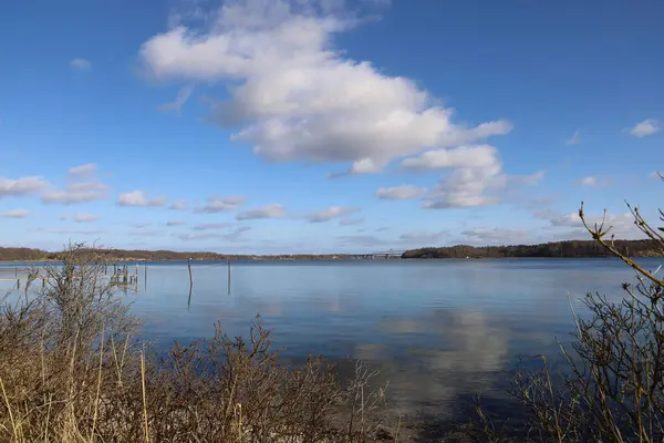 Paisaje Lago Rodeado Campos Bajo Cielo Azul Nublado Skaerbaek Dinamarca —  Fotos de Stock