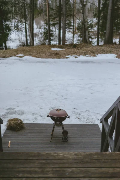 Vertikale Aufnahme Eines Grills Vor Holztreppen Winter — Stockfoto