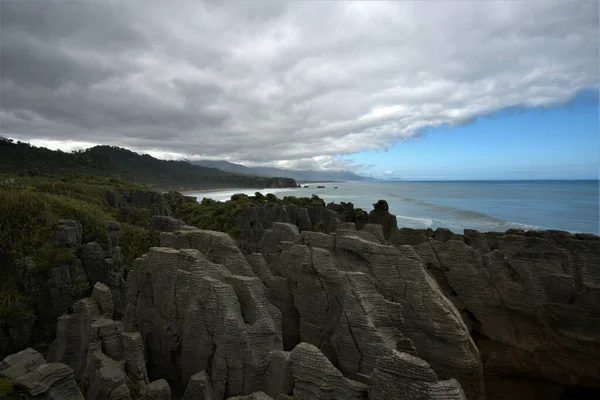新西兰西海岸Punakaiki著名的薄饼岩和水孔 — 图库照片