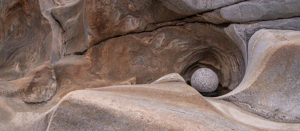 Eine Nahaufnahme Von Einem Runden Stein Auf Wellen Aus Grauem — Stockfoto