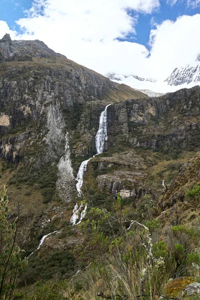 Vertikální Záběr Malého Vodopádu Huascaran National Park Huallin Peru — Stock fotografie