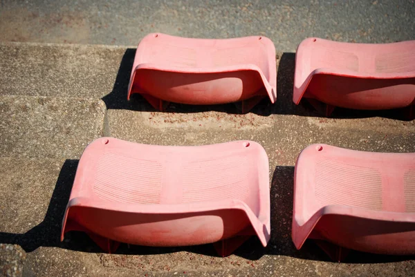 Μια Γωνιά Καθισμάτων Κόκκινα Καθίσματα Αθλητικό Περίπτερο Μια Ηλιόλουστη Μέρα — Φωτογραφία Αρχείου