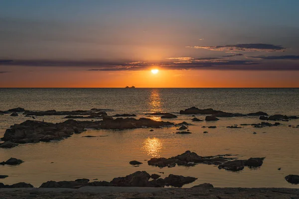 Uma Bela Vista Dos Céus Coloridos Durante Pôr Sol Sobre — Fotografia de Stock