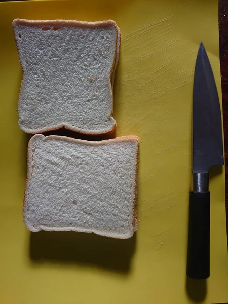 Flat Lay Das Fatias Pão Faca Uma Superfície Amarela — Fotografia de Stock