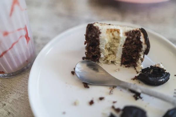 반쯤먹은 초콜릿 케이크의 부드러운 반쯤채워진 쉐이크 배경에 — 스톡 사진