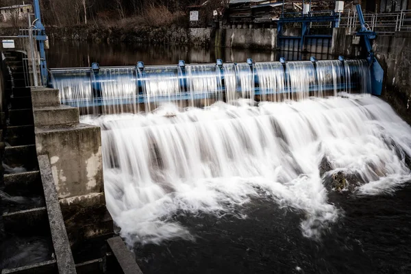 Een Close Shot Van Een Kunstmatige Waterval Voor Elektrische Stroom — Stockfoto