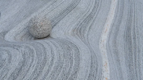 Крупный План Одного Круглого Камня Серых Гранитных Каменных Волнах Кристально — стоковое фото