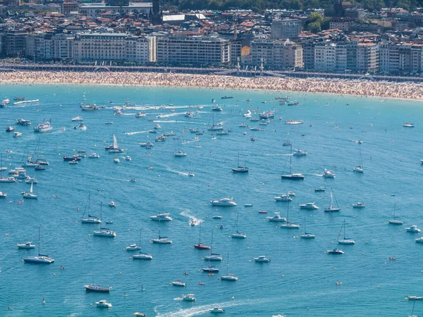 スペインのサン セバスティアンにある船のあるLa Concha Beachと湾の美しい景色 — ストック写真