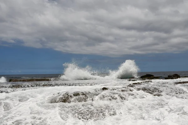 Uma Vista Panorâmica Oceano Com Fortes Ondas Colidindo Costa Rochosa — Fotografia de Stock