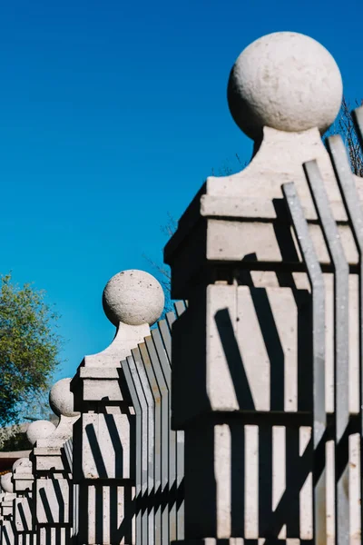 Disparo Vertical Poste Hormigón Con Bolas Redondas Parte Superior Cerca — Foto de Stock