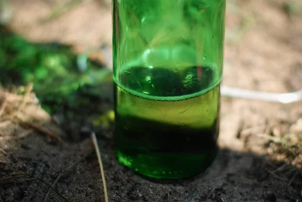 Een Close Shot Van Een Groene Glazen Halve Volle Fles — Stockfoto