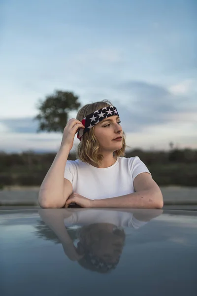 Een Verticaal Van Een Blanke Vrouw Met Een Amerikaanse Vlag — Stockfoto