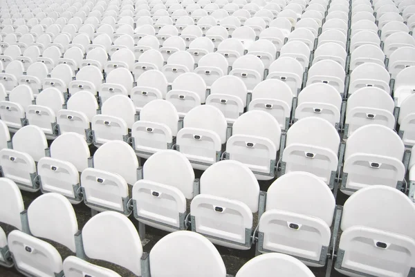Los Múltiples Asientos Blancos Individuales Stand Deportivo Para Los Aficionados —  Fotos de Stock