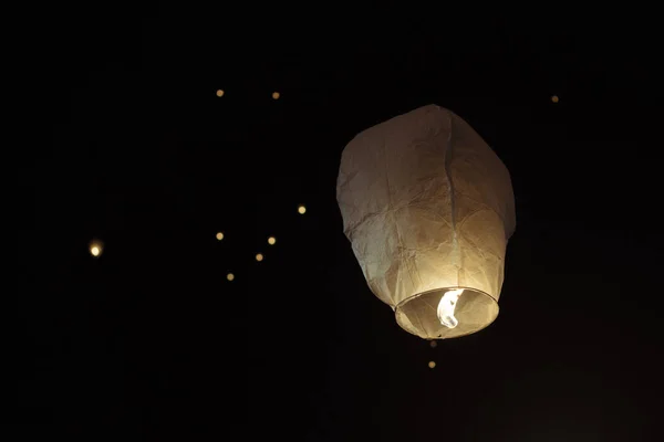 Repülő Papír Lámpák Sötét Égen Világos Földgömbök Égi Lámpák — Stock Fotó