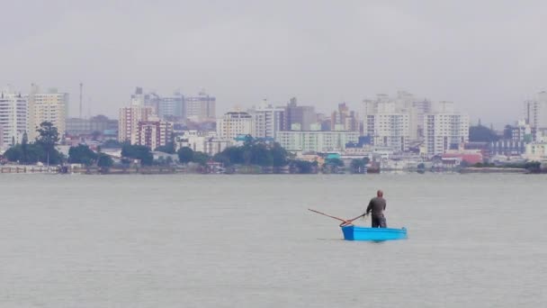 Närbild Fiskare Som Seglar Båt Med Florianopolis Stad Brasilien Bakgrunden — Stockvideo