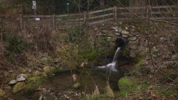 Water Dat Uit Buis Van Brug Buiten Stroomt — Stockvideo