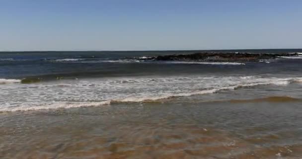 Panoramatický Výhled Vlnité Moře Slunečného Dne — Stock video