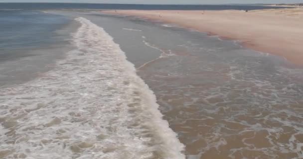 Výhled Písečnou Pláž Vlnité Moře Slunečného Dne — Stock video