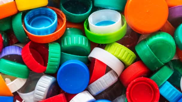 Bottiglie Plastica Diversi Colori Uno Sfondo Bianco — Video Stock