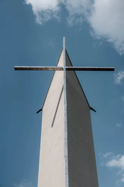 Colpo Verticale Della Chiesa Cattolica Ignalina Lituania Sotto Cielo Nuvoloso — Foto Stock