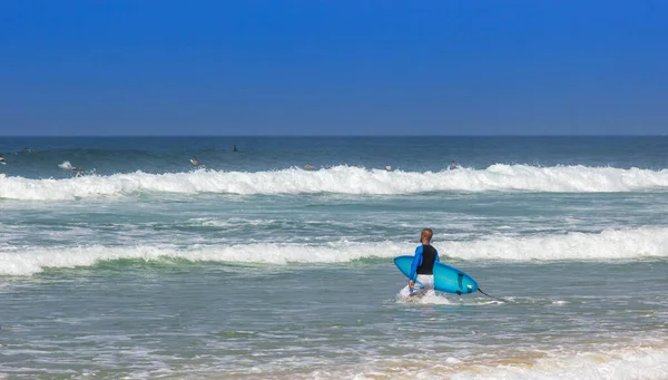 Surfista Praia Num Dia Ensolarado — Fotografia de Stock