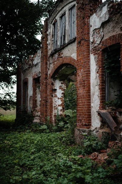 Tiro Vertical Edifício Abandonado Ruínas Lituânia — Fotografia de Stock