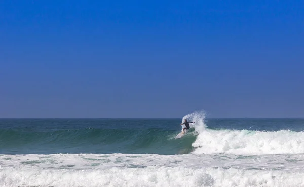 Surfista Numa Onda Poderosa Sob Céu Azul Claro — Fotografia de Stock