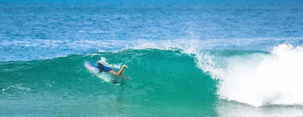 Surfista Numa Onda Poderosa Num Dia Ensolarado — Fotografia de Stock