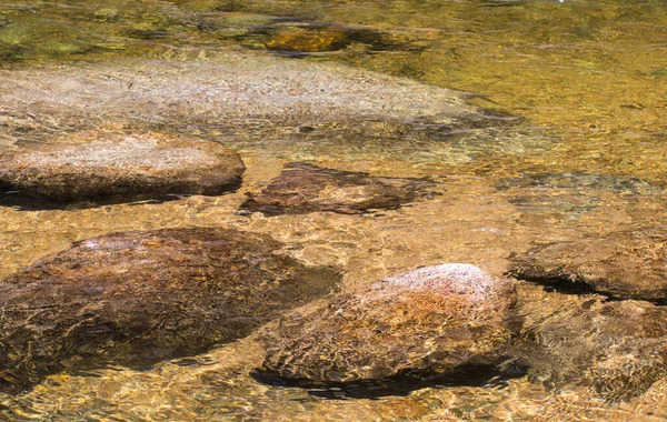 Primo Piano Una Limpida Acqua Che Scorre — Foto Stock