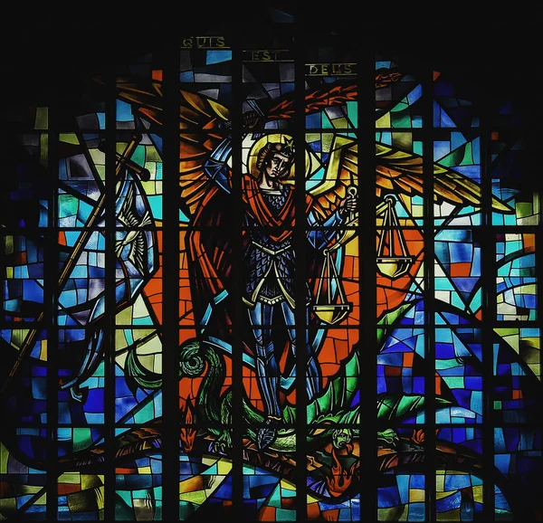 Kilise Pencerelerindeki Güzel Renkli Camın Alçak Açılı Bir Görüntüsü — Stok fotoğraf