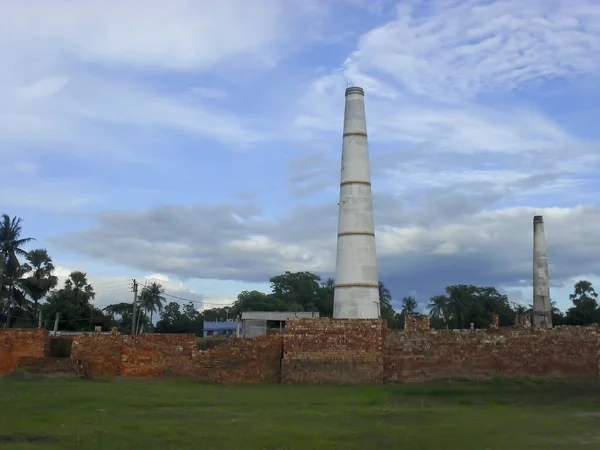 Zbliżenie Ujęcie Indyjskiej Ceglanej Fabryki Błękitnym Tle Nieba — Zdjęcie stockowe