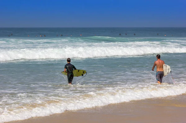 Una Spiaggia Piena Surfisti Professionisti — Foto Stock