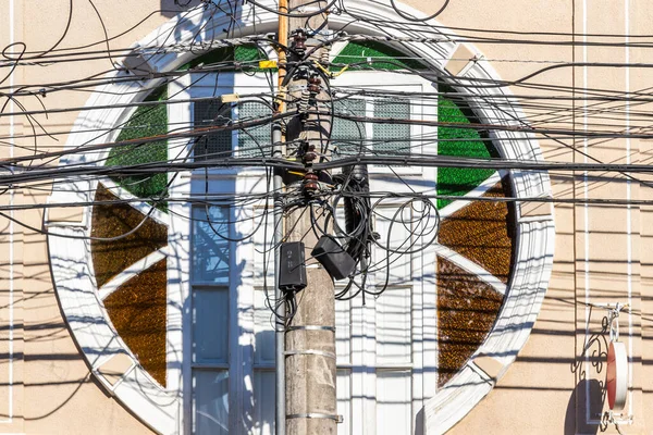 电线杆建筑物上有许多电线的电线杆 — 图库照片
