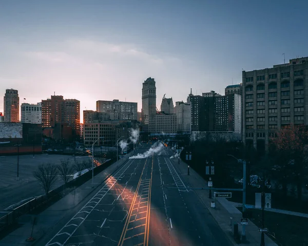 Schöne Moderne Stadtlandschaft Mit Einer Leeren Straße Bei Sonnenaufgang — Stockfoto