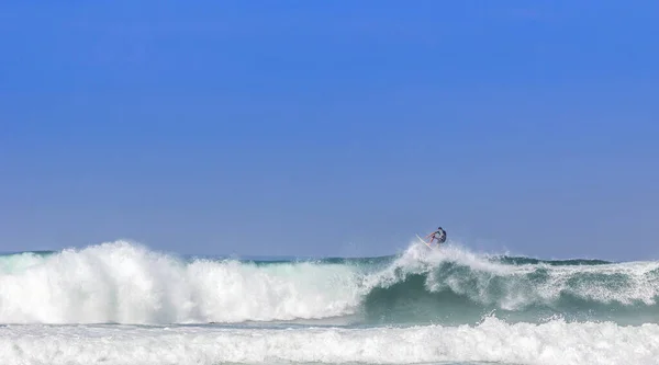 Een Surfer Een Krachtige Golf Onder Helderblauwe Hemel — Stockfoto