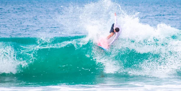 Surfista Numa Onda Poderosa Num Dia Ensolarado — Fotografia de Stock