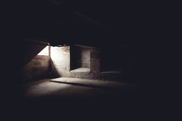 어두운 지하실로 창문을 비치는 — 스톡 사진