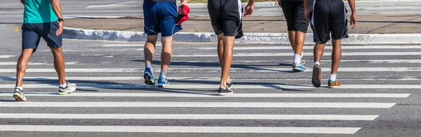 Desportistas Que Atravessam Passadeira Pedestre — Fotografia de Stock