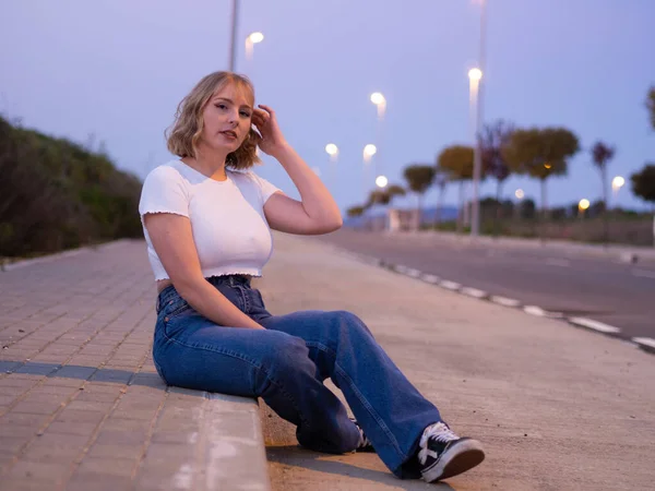 Blondýnka Běloška Španělska Bílém Tričku Sedící Chodníku — Stock fotografie