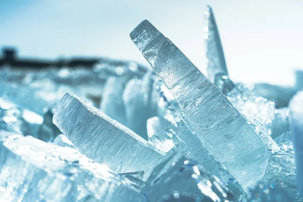 青い空と太陽の光の下で海の中で砕氷船の閉鎖 — ストック写真