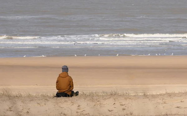 Hombre Sentado Solo Una Orilla Disfrutando Hermosa Vista Mar — Foto de Stock