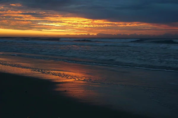 Живописный Вид Песчаный Пляж Красивым Закатом — стоковое фото