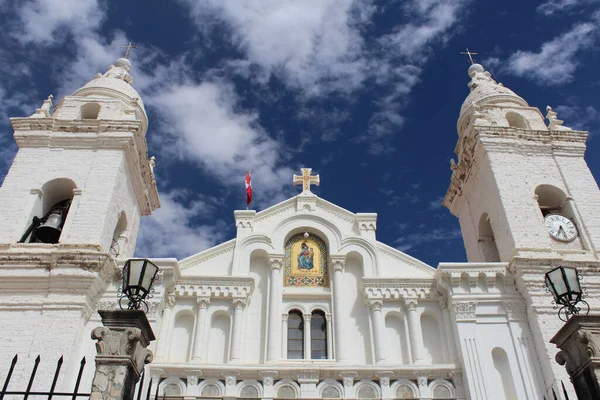 Niski Kąt Ujęcia Kościoła Oxapampa Peru Pięknym Tle Chmury — Zdjęcie stockowe
