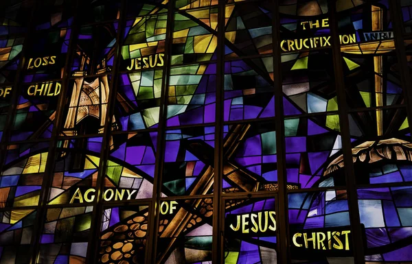 Низкий Угол Съемки Красивого Красочного Стекла Окнах Церкви — стоковое фото
