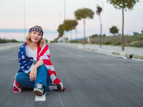 Uma Mulher Loira Caucasiana Espanha Sentada Uma Estrada Sorrindo Com — Fotografia de Stock