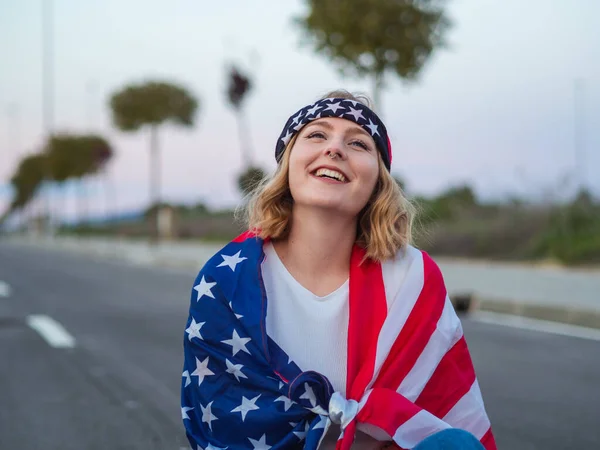 Uma Mulher Loira Caucasiana Espanha Sentada Uma Estrada Sorrindo Com — Fotografia de Stock